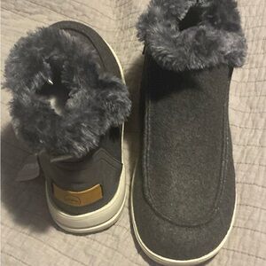 Cozy Gray Women’s Shoes with Faux Fur Lining